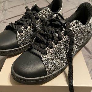 NIB Nila & Nila Black sneakers w/ silver glitter Size 9
